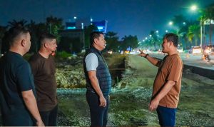Wali-Kota-Pekanbaru,-Agung-Nugroho-didampingi-Kepala-Dinas-PUPR-Pekanbaru,-Edward-Riansyah-meninjau-pekerjaan-pembangunan-jalan-Simpang-Sebidang-Arifin-Ahmad-beberapa-waktu-lalu.-(Dok.-Pemko-Pekanbaru)