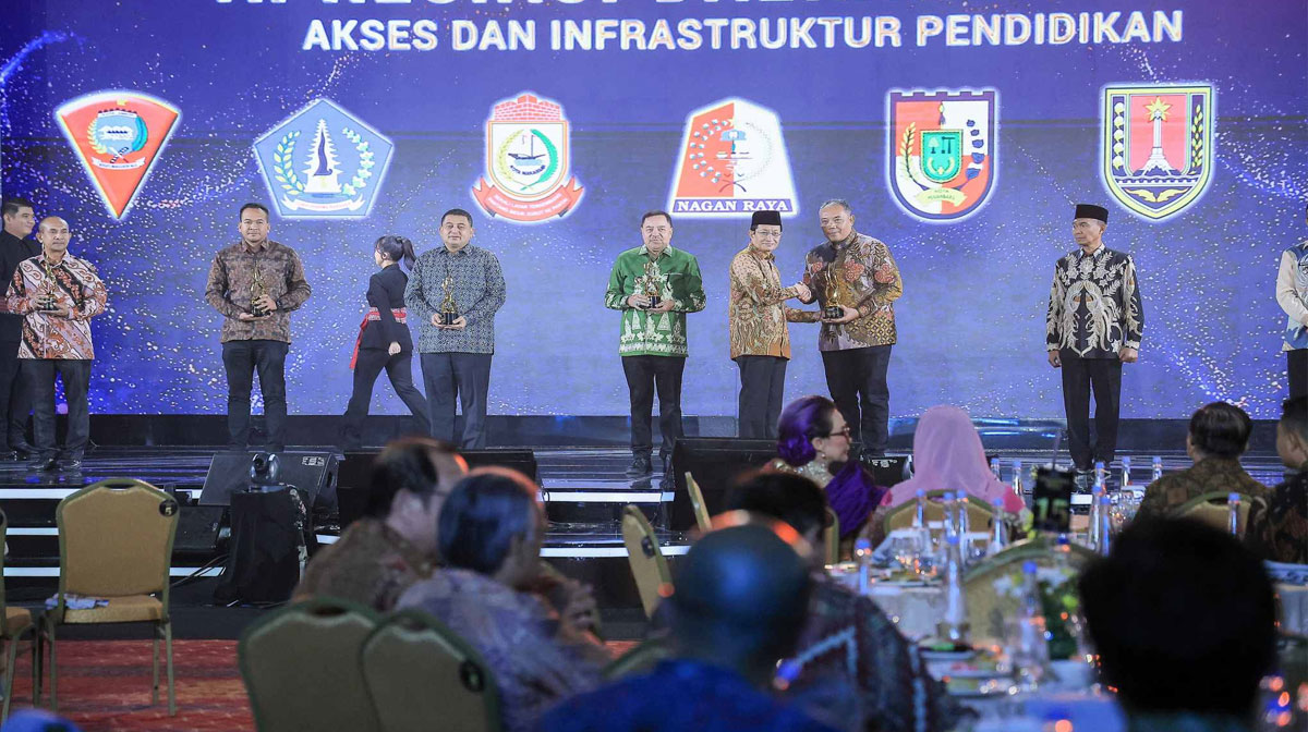 Wali-Kota-Pekanbaru,-Agung-Nugroho-diwakili-Asisten-II,-Ingot-Ahmad-Hutasuhut-menerima-penghargaan-yang-diserahkan-melalui-Menteri-Agama-RI,-Nasaruddin-Umar.-(Dok.-Riau-Aktual)