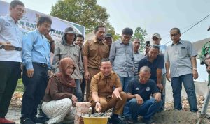Wali-Kota-Pekanbaru,-Agung-Nugroho-meletakkan-batu-pertama-pembangunan-rumah-(Dok.-Riau-Aktual)