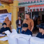 Wali-Kota-Pekanbaru,-Agung-Nugroho-memantau-langsung-proses-penyaluran-bantuan-pangan-(Dok.-Riau-Aktual)