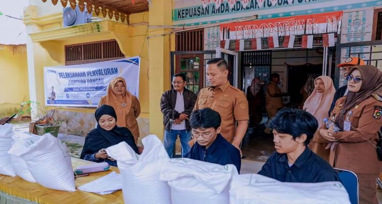 Wali-Kota-Pekanbaru,-Agung-Nugroho-memantau-langsung-proses-penyaluran-bantuan-pangan-(Dok.-Riau-Aktual)