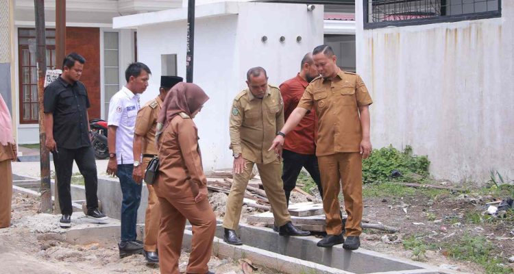 Wali-Kota-Pekanbaru,-Agung-Nugroho-meninjau-kondisi-Jalan-Embun-Pagi.-(Dok.-Riau-Aktual)