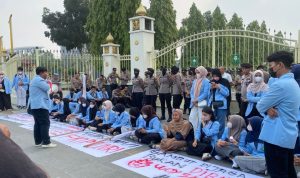 BEM-FKIP-Unri-menggelar-aksi-di-depan-Kantor-Gubernur-Riau,-Pekanbaru-(Dok.-Riau-Aktual)