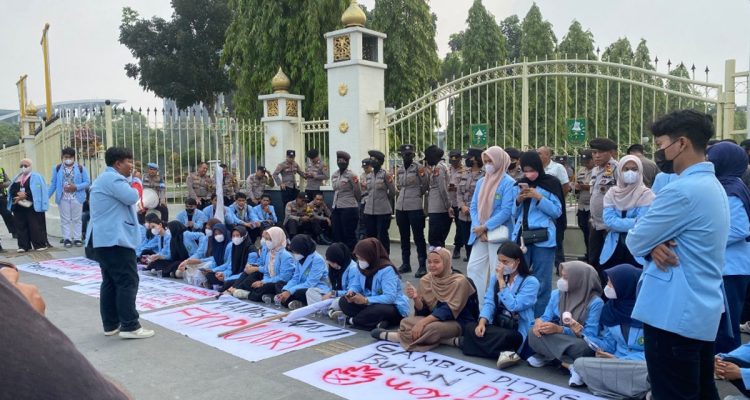 BEM-FKIP-Unri-menggelar-aksi-di-depan-Kantor-Gubernur-Riau,-Pekanbaru-(Dok.-Riau-Aktual)
