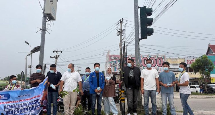 BTM-dan-PMII-membagikan-masker-dan-bibit-pohon.-(Dok.-Riau-Aktual)
