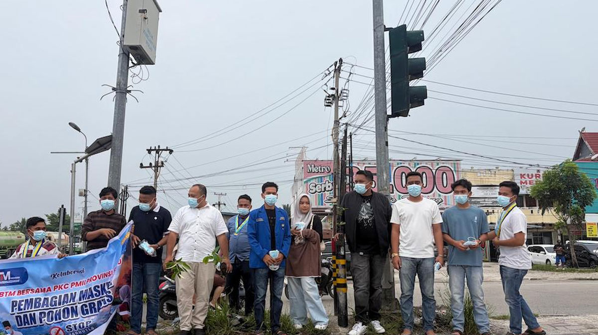 BTM-dan-PMII-membagikan-masker-dan-bibit-pohon.-(Dok.-Riau-Aktual)