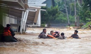 Banjir-Rendam-Permukiman-di-Padang,-Ratusan-Warga-Dievakuasi-Petugas-(Dok.-CNN)