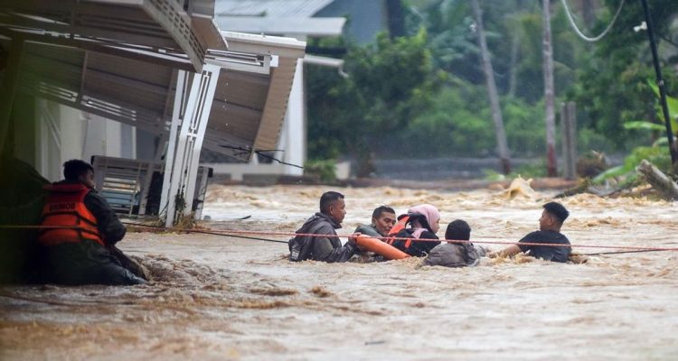 Banjir-Rendam-Permukiman-di-Padang,-Ratusan-Warga-Dievakuasi-Petugas-(Dok.-CNN)