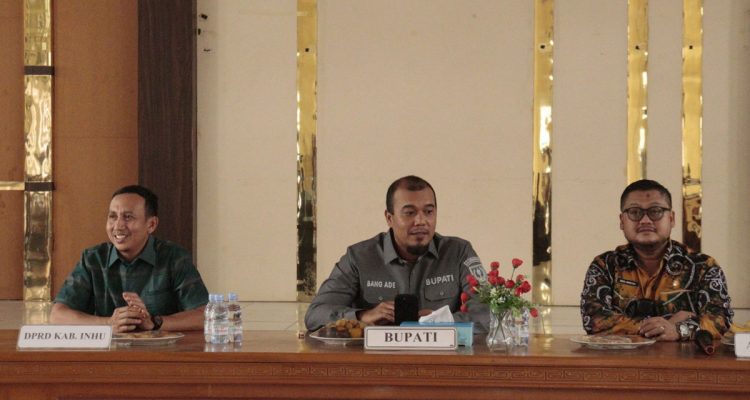 Bupati-Indragiri-Hulu-(Tengah),-Ade-Agus-Hartanto,-saat-rapat-membahas-jalan-kabupaten-untuk-aktivitas-angkutan-barang-bertonase-besar.-(Dok.-Riau-Aktual)