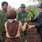 Bupati-Siak-Afni-Turun-Langsung-Tanam-Pohon-di-Lahan-Bekas-Karhutla-(Dok.-Tribun)