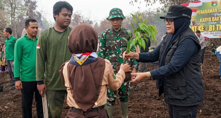 Bupati-Siak-Afni-Turun-Langsung-Tanam-Pohon-di-Lahan-Bekas-Karhutla-(Dok.-Tribun)