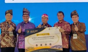 CEO-LS-Ware,-Kim-Min-Soo-(kiri)-saat-mengundang-Sekretaris-Daerah-Provinsi-Riau,-Syahrial-Abdi-(tengah)-untuk-menghadiri-seminar-digital-Korea-Selatan.-(Dok.-Riau-Media-Center)