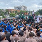 Demo-di-Kantor-Gubernur-Riau-Memanas,-Mahasiswa-dan-Polisi-Saling-Dorong-(Dok.-Riau-Aktual)