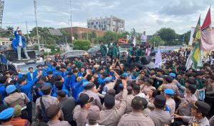 Demo-di-Kantor-Gubernur-Riau-Memanas,-Mahasiswa-dan-Polisi-Saling-Dorong-(Dok.-Riau-Aktual)