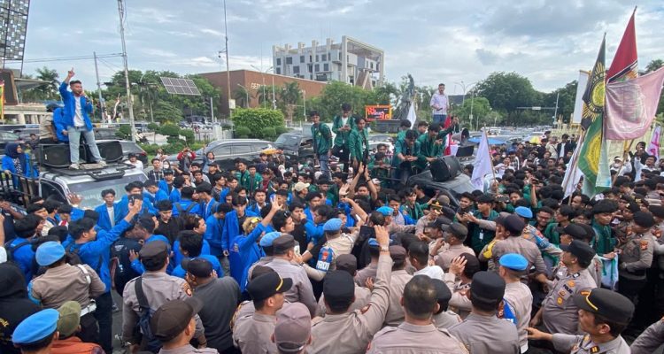 Demo-di-Kantor-Gubernur-Riau-Memanas,-Mahasiswa-dan-Polisi-Saling-Dorong-(Dok.-Riau-Aktual)