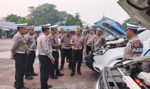 Dirlantas-Polda-Riau-Kombes-Pol-Gathut-Bowo-Supriyono-memeriksa-kendaraan-patroli-di-Lapangan-RSDC-Ditlantas-Polda-Riau-(Dok.-Riau-Aktual)