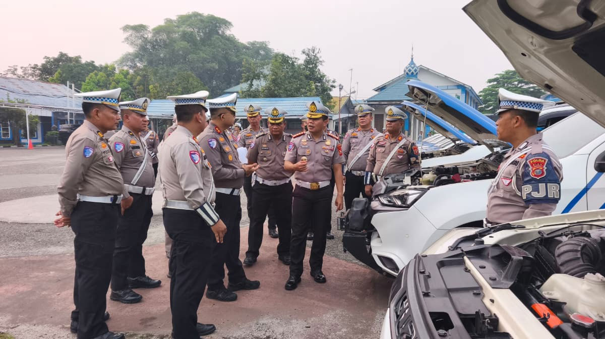Dirlantas-Polda-Riau-Kombes-Pol-Gathut-Bowo-Supriyono-memeriksa-kendaraan-patroli-di-Lapangan-RSDC-Ditlantas-Polda-Riau-(Dok.-Riau-Aktual)