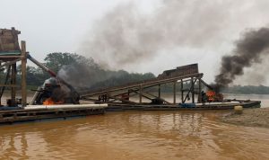 Dua-Rakit-Dibakar-Polsek-Cerenti.-(Dok.-Riau-Aktual)