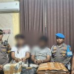 Dua-tersangka-diamankan-polisi.-(Dok.-Riau-Aktual)