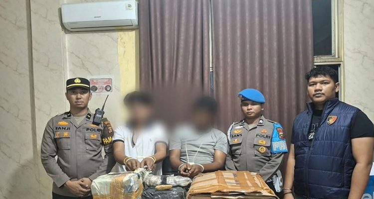 Dua-tersangka-diamankan-polisi.-(Dok.-Riau-Aktual)