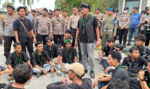 HMI-Cabang-Pekanbaru-menggelar-aksi-unjuk-rasa-di-Kantor-DPRD-Provinsi-Riau-(Dok.-Riau-Aktual)