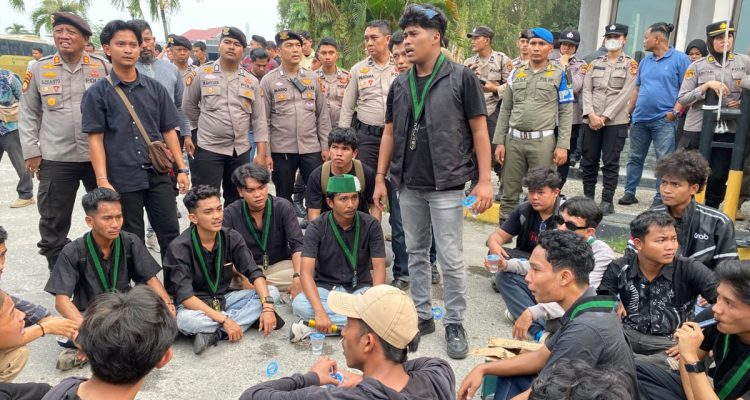 HMI-Cabang-Pekanbaru-menggelar-aksi-unjuk-rasa-di-Kantor-DPRD-Provinsi-Riau-(Dok.-Riau-Aktual)