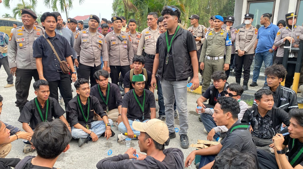 HMI-Cabang-Pekanbaru-menggelar-aksi-unjuk-rasa-di-Kantor-DPRD-Provinsi-Riau-(Dok.-Riau-Aktual)