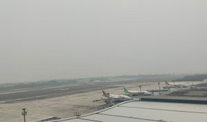 Kabut-asap-tebal-menyelimuti-Bandara-SSK-II-Pekanbaru.-(Dok.-Riau-Aktual)