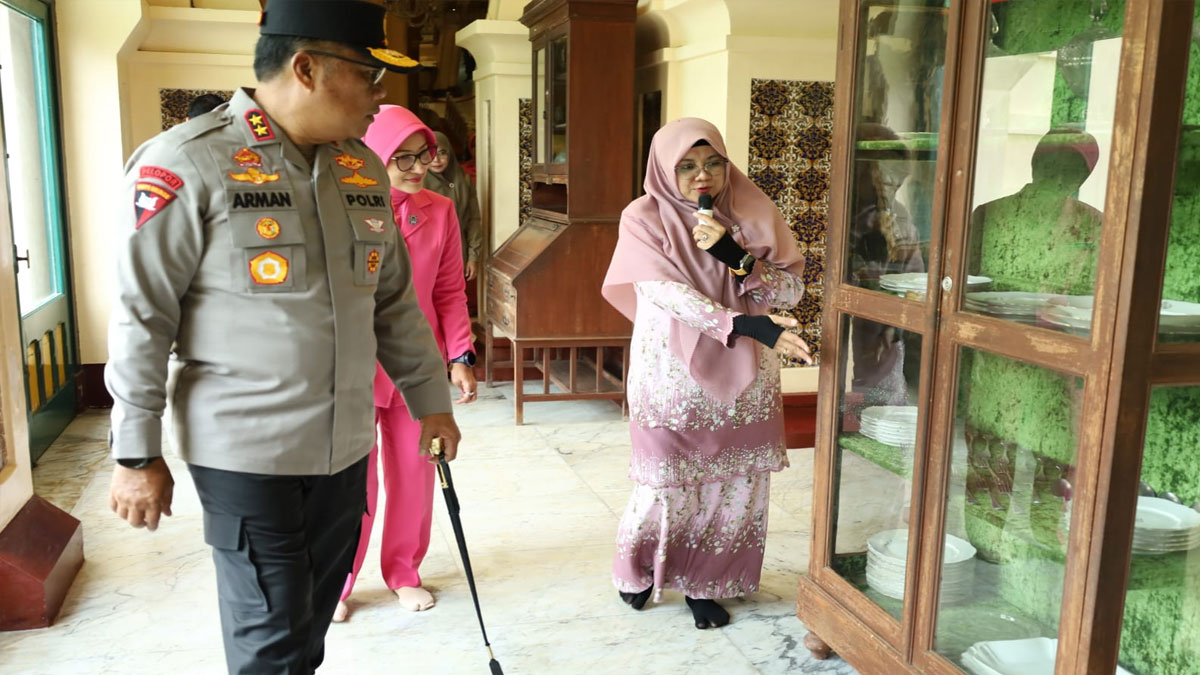 Kapolda-Riau-Bersama-Bupati-Siak-Mengunjungi-Istana-Siak-(Dok.-Riau-Media-Center)