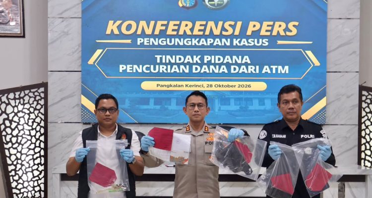 Kapolres-Pelalawan-AKBP-Ahmad-Nur-Ari-saat-konferensi-pers.-(Dok.-Riau-Aktual)