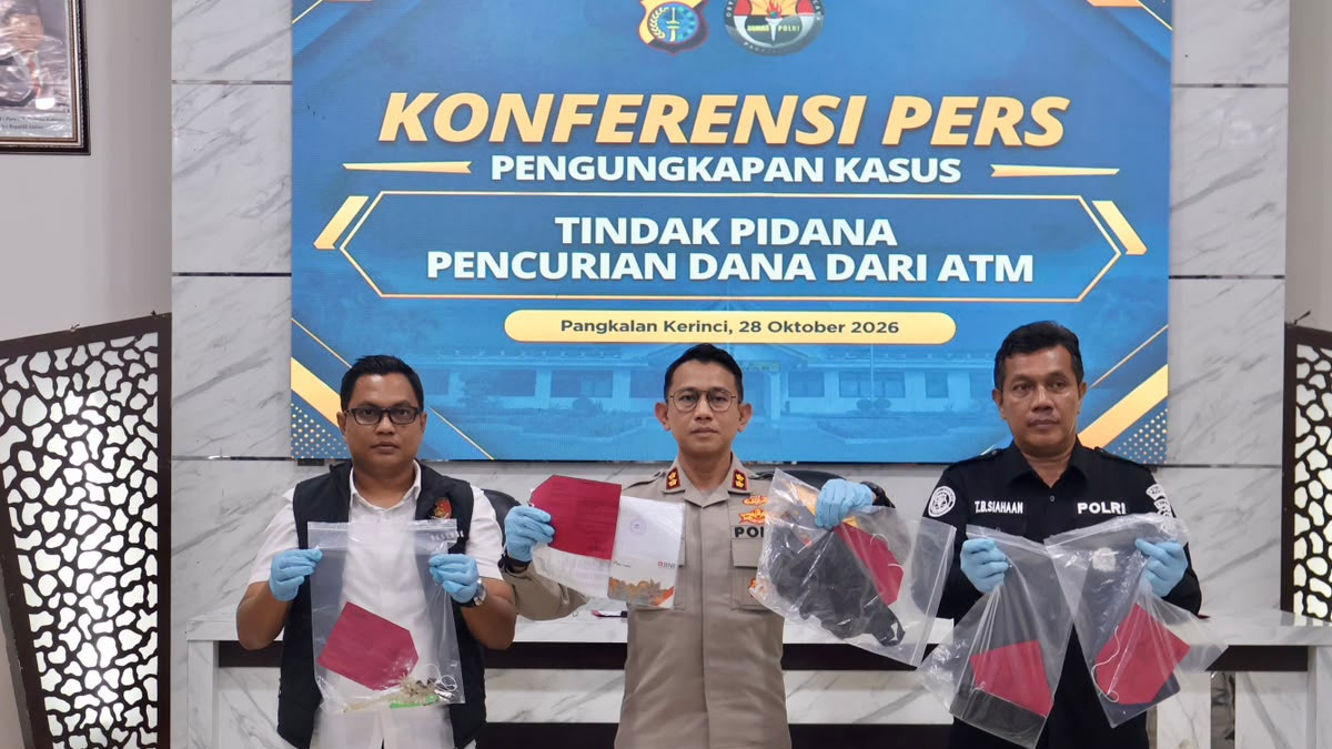 Kapolres-Pelalawan-AKBP-Ahmad-Nur-Ari-saat-konferensi-pers.-(Dok.-Riau-Aktual)
