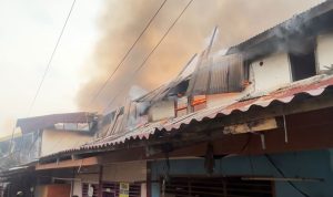 Kebakaran-hanguskan-12-rumah-petak-di-Jalan-Nilam-(Dok.-Riau-Aktual)
