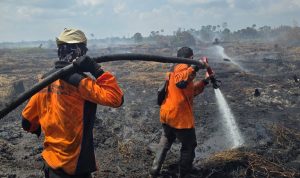 Manggala-Agni-Berusaha-Memadamkan-Api-Karhutla-(Dok.-Riau-Media-Center)