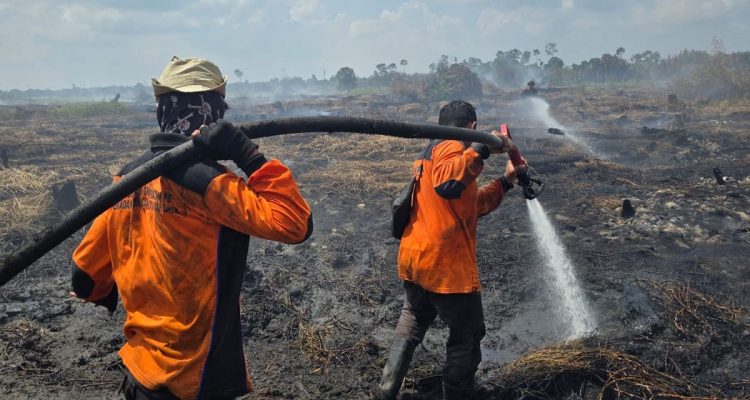 Manggala-Agni-Berusaha-Memadamkan-Api-Karhutla-(Dok.-Riau-Media-Center)