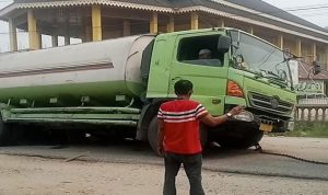 Mobil-CPO-Terpuruk-di-Jalan-Provinsi-Kuansing-Inhu.-(Dok.-Riau-Aktual)