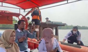 Para-Guru-Ketika-di-Evakuasi-Tim-Rescue-bersama-Tim-SAR.-(Dok.-Riau-Aktual)