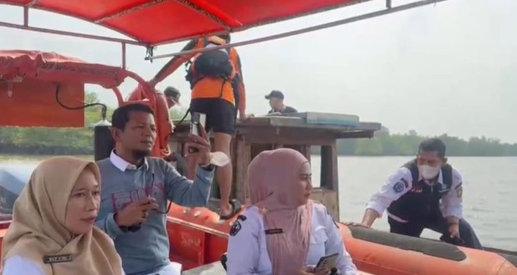 Para-Guru-Ketika-di-Evakuasi-Tim-Rescue-bersama-Tim-SAR.-(Dok.-Riau-Aktual)