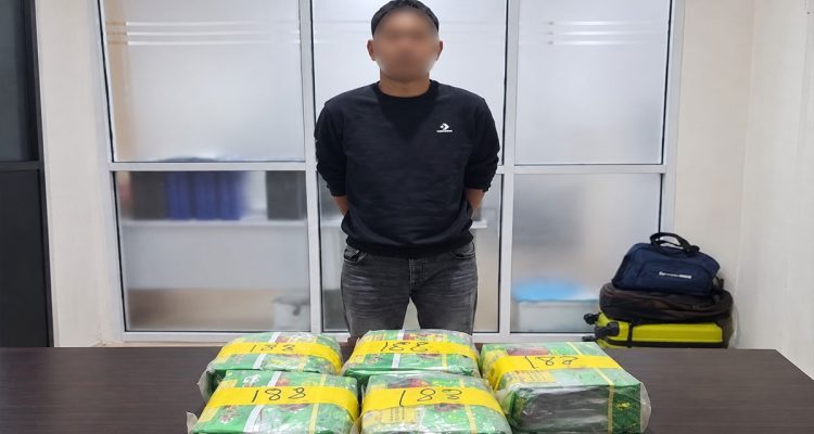 Pelaku-beserta-barang-bukti-diamankan-BNNP-Riau.-foto-dokumentasi-BNNP-Riau-(Dok.-Riau-Aktual)
