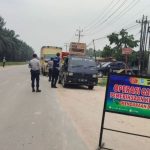 Personel-gabungan-memeriksa-kelengkapan-dokumen-kendaraan-dan-pengemudi-pada-kegiatan-Ramp-Check-(Dok.-Riaupos)