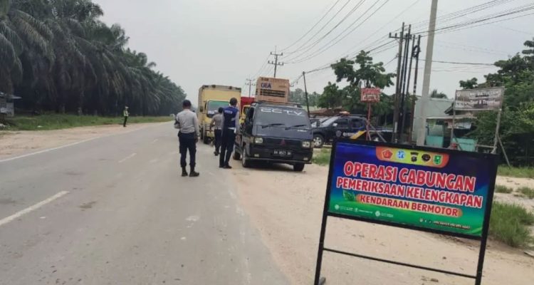 Personel-gabungan-memeriksa-kelengkapan-dokumen-kendaraan-dan-pengemudi-pada-kegiatan-Ramp-Check-(Dok.-Riaupos)