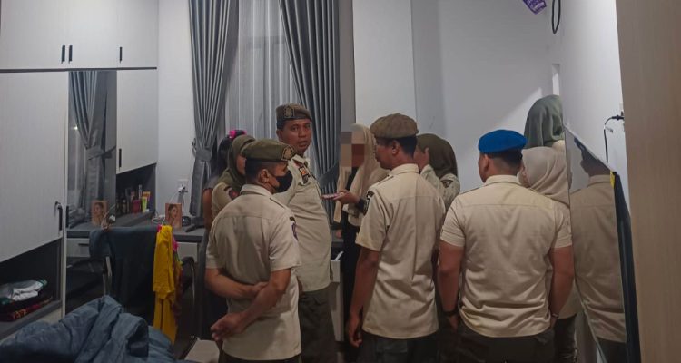 Petugas-Satpol-PP-Pekanbaru-memeriksa-satu-persatu-kamar-kos-(Dok.-Riau-Aktual)