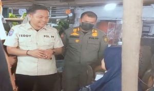Petugas-Satpol-PP-Riau-mengedukasi-penjual-perabot-di-Jalan-Sudirman.-(Dok.-Riau-Aktual)