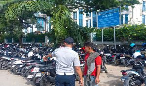 Petugas-UPT-Perparkiran-Dishub-Kota-Pekanbaru,-melakukan-pengawasan-parkir-kendaraan-di-Jalan-Tuanku-Tambusai.-(Dok.-Riau-Aktual)