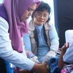 Petugas-kesehatan-memberikan-suntikan-imunisasi-ke-bayi-(Dok.-Riau-Aktual)