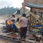 Polisi-Bakar-3-Rakit-PETI-di-Sungai-Kuantan.-(Dok.-Riau-Aktual)