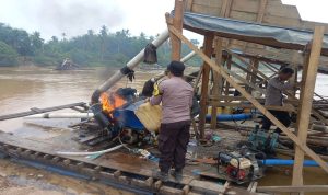 Polisi-Bakar-3-Rakit-PETI-di-Sungai-Kuantan.-(Dok.-Riau-Aktual)