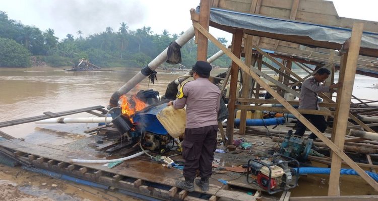 Polisi-Bakar-3-Rakit-PETI-di-Sungai-Kuantan.-(Dok.-Riau-Aktual)