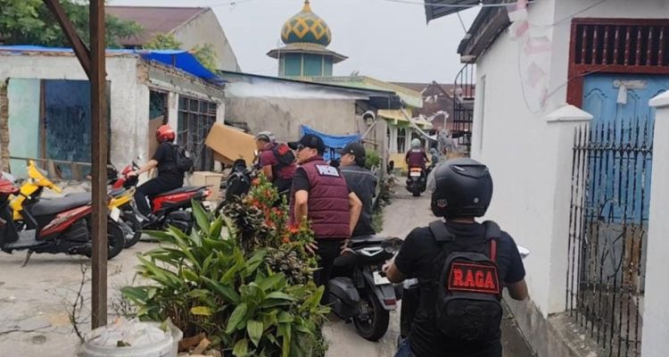 Polisi-Gerebek-Kampung-Dalam-dan-Pangeran-Hidayat,-Sita-Sabu-dan-Senjata-Tajam-(Dok.-Riau-Aktual)