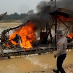 Polres-Kuansing-Tengah-Memusnahkan-Rakit-PETI-(dok.-Riau-Aktual)