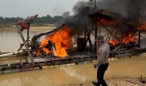 Polres-Kuansing-Tengah-Memusnahkan-Rakit-PETI-(dok.-Riau-Aktual)